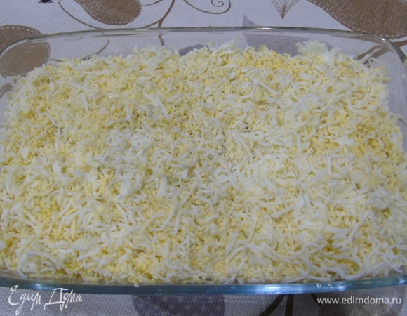 Сверху натрите яйца. Дайте настояться.