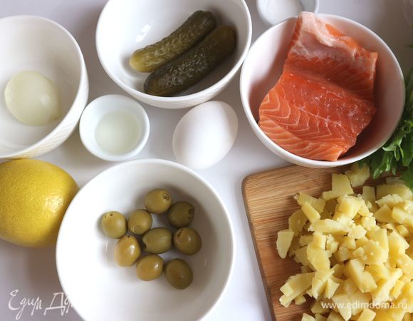 Приготовить необходимые ингредиенты. Заранее сварить картофель в мундире и после полного остывания убрать в холодильник часа на 3–4 (можно на ночь). Здесь маринованные огурцы длиной 7 см. Картофель почистить, нарезать на небольшие кубики. Яйцо сварить вкрутую, поместить его в холодную воду.