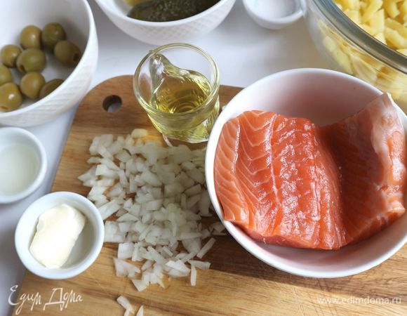 Духовку разогреть до 180°C. Репчатый лук почистить, нарезать на маленькие кубики.