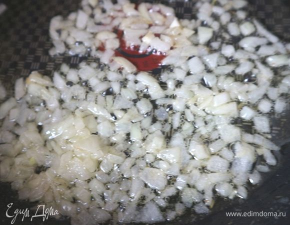 На сковороде обжарить лук до прозрачности на смеси оливкового и сливочного масел, во время обжаривания добавить 1 ст. л. сухого белого вина. Убрать со сковороды в отдельную миску.