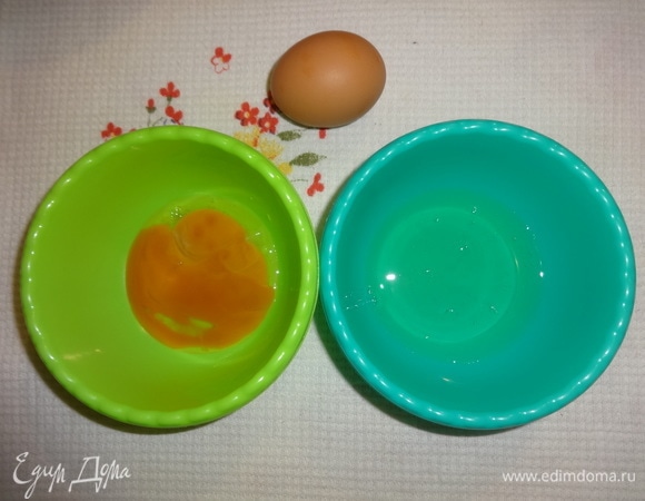 Одно яйцо разделить на белок и желток. Чашку с белком поставить в холодильник.