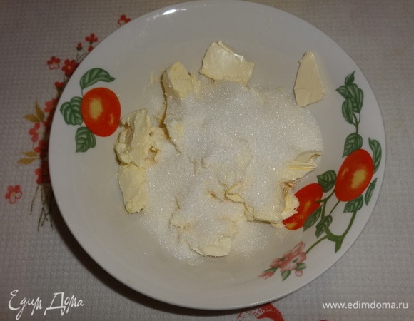 Маргарин заранее достать из холодильника. Размягченный маргарин растереть с сахаром и ванилином.