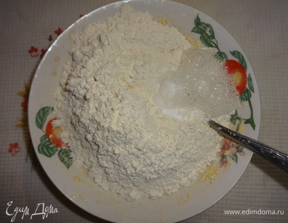 Порциями всыпать муку, всыпать соду и погасить уксусом.