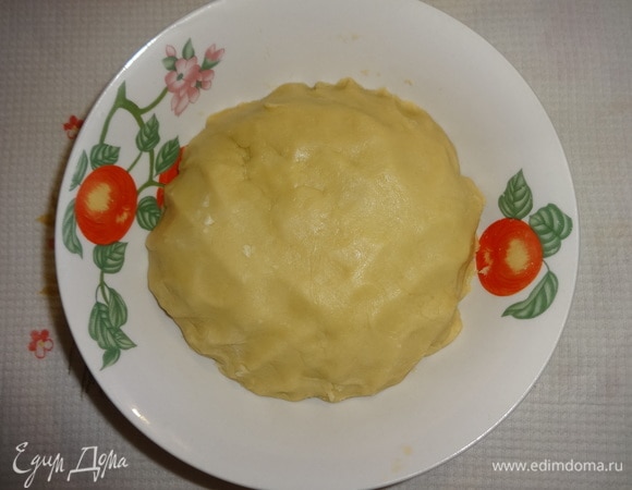 Замесить однородное тесто. Накрыть чашку пленкой и поставить тесто в холодильник на полчаса.