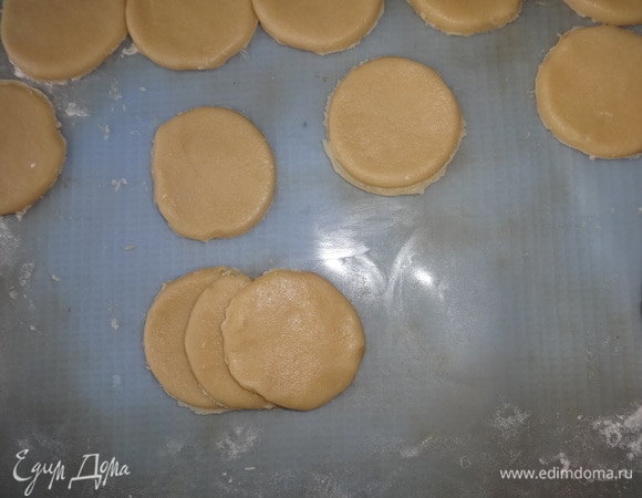 Приступаем к сборке «роз». Взять 3 кружка теста и сложить их один на другой, отступая от края примерно по 1 см.