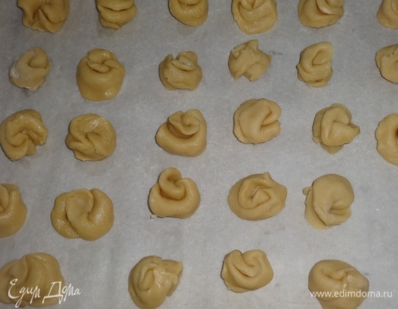 Выложить заготовки печенья на противень, застеленный бумагой для выпекания. Поставить в духовку, разогретую до 230°C, сначала на 20 минут.