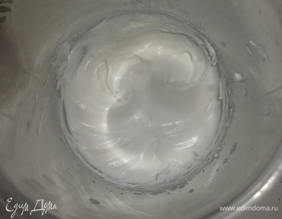 Пока печенье в духовке, достать из холодильника белок и взбить с сахарной пудрой.