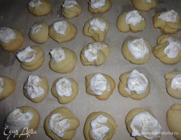 Вытащить противень с печеньем, смазать каждое печенье взбитым белком и посыпать кунжутом. Поставить в духовку еще на несколько минут. Следите за печеньем. У меня вторая партия получилась слегка «загорелой». Печенье остудить.