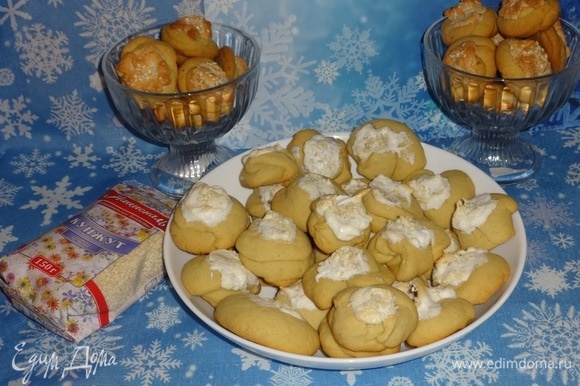 Разложить готовое печенье по вазочкам и тарелкам и подать к праздничному чаепитию. Угощайтесь! Приятного аппетита!