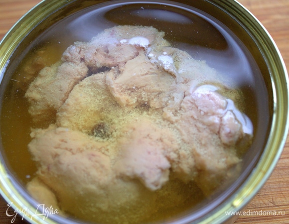 Печень трески процедить от масла.