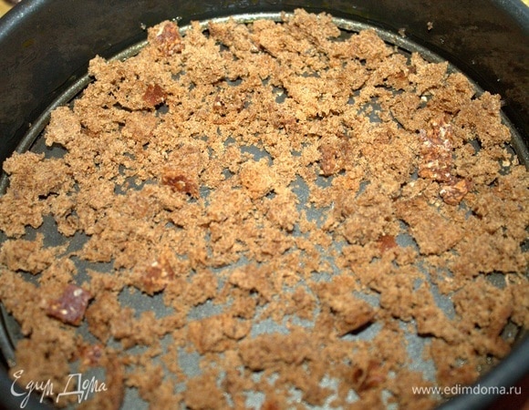 На дно разъемной формы насыпать сухари или раскрошить ломтик ржаного хлеба с тмином. Так мы подстраховываемся от влажного нижнего слоя, мне лично это всегда не нравится. Бывало, в гостях «шуба» плавала.