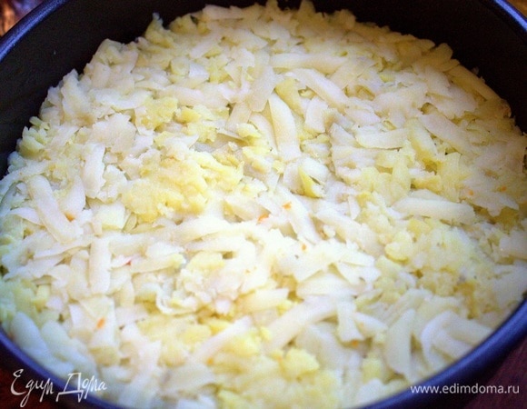 Сверху — картофельный слой.