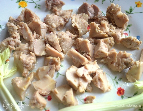 Печень трески размять любым способом. Совет: взять 2 баночки для более насыщенного вкуса.