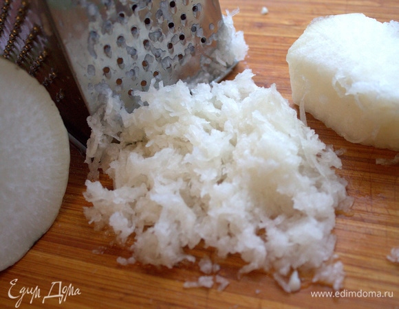 Точно так же поступить с дайконом, только терку взять помельче.