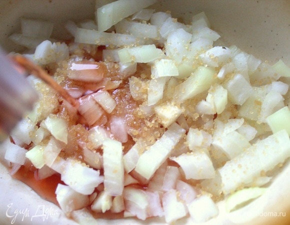 Замариновать в уксусе с сахаром на 5–10 минут.