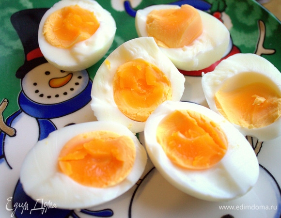 Яйца некрупные отварить в течение 4 минут после закипания. Чем больше яиц, тем вкуснее. Можно взять 5 шт.