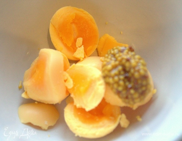 Отделить желтки и добавить к ним горчицу и соль.