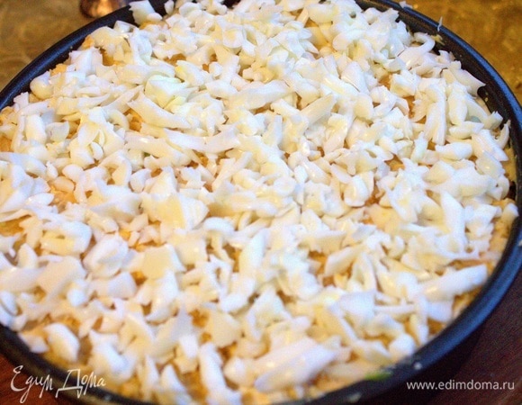 Далее — слой тертых белков.