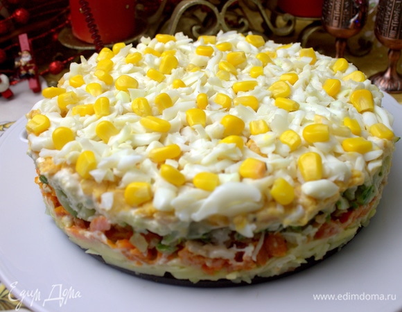 Снимаем кольцо и вынимаем тортик из формы. Я подавала прямо на дне от формы.