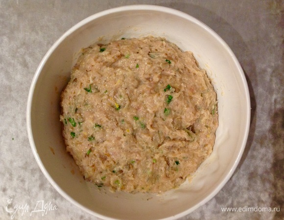 Ставим в холодильник, накрыв пленкой, на минут 15–20 (если есть время, можно оставить на час).