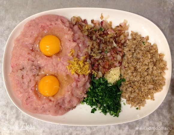 Соединить все ингредиенты, кроме сметаны и бренди. Все хорошо вымешиваем.