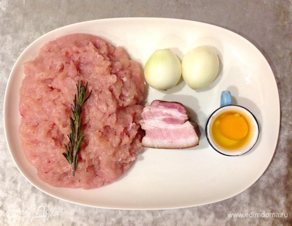 Куриный фарш хорошо охладить и взбить. Бекон, лук нарезать кубиками и поджарить.