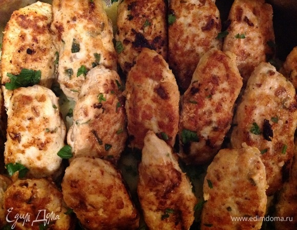 Все готово. Можно подать с картофельным пюре, добавить в него мяту, укроп, сливочное масло — это очень вкусно) Приятного аппетита!