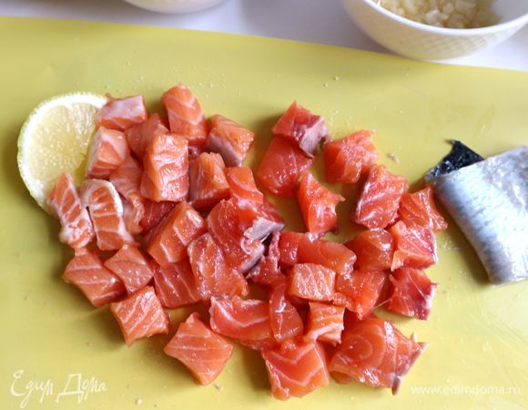 С филе семги удалить кожу, рыбу нарезать крупными кубиками, посолить, сбрызнуть лимонным соком. Одной дольки лимона для этого будет достаточно.