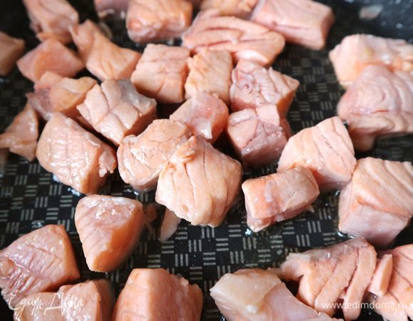 На разогретую сковороду, где обжаривался лук, добавить чуть-чуть оливкового масла, поместить семгу, совсем недолго обжарить (секунд 30).