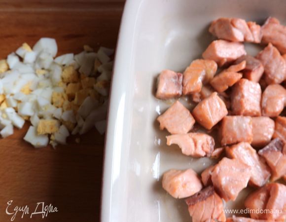 Положить рыбу в жаропрочную форму, поместить в духовку на 12 минут. Вынуть из духовки, переложить семгу в другую посуду, чтобы прекратить процесс нагревания. Дать полностью остыть. Яйцо нарезать кубиками.