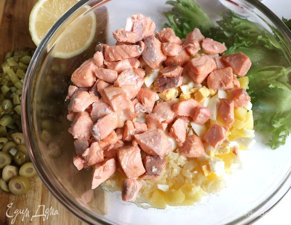 В большой миске смешать картофель, репчатый лук, яйцо, рыбу.