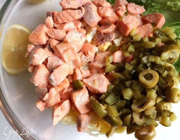 Оливки и огурцы отжать руками, чтобы не было в салате лишней жидкости. Добавить соль, бережно перемешать. Зелень помыть, откинуть на дуршлаг, дать просохнуть.