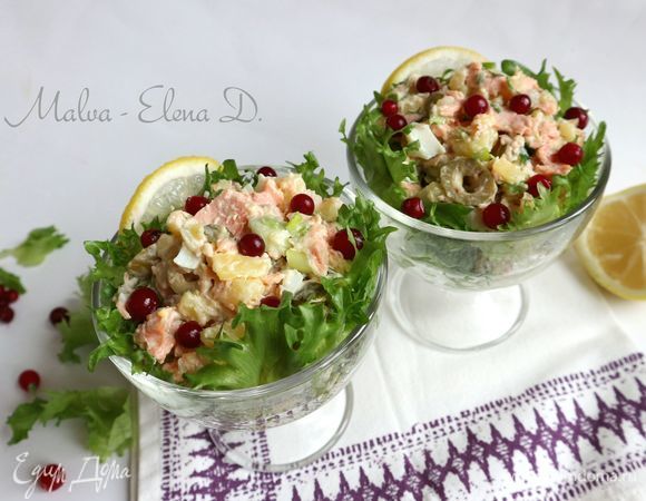 В порционные креманки поместить листья салата, на них — приготовленный рыбный салат, украсить полукольцами лимона, клюквой или брусникой. Приятного аппетита!