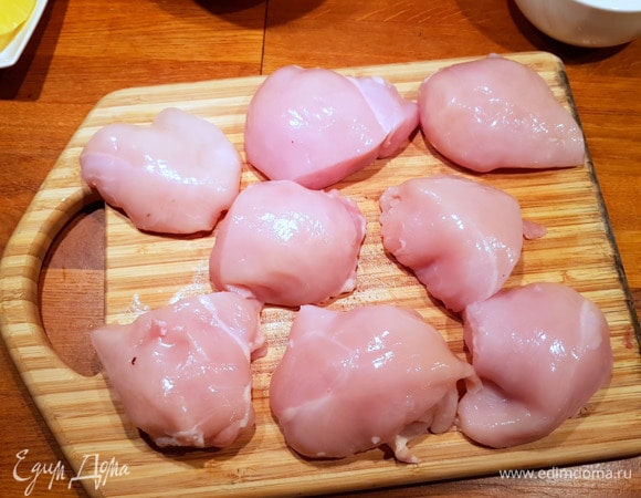 Разрезаем каждое филе пополам. Получается восемь кусочков.