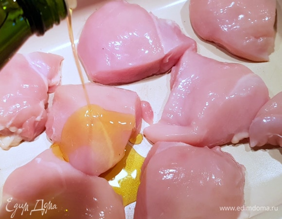 Смазываем кусочки филе оливковым маслом.