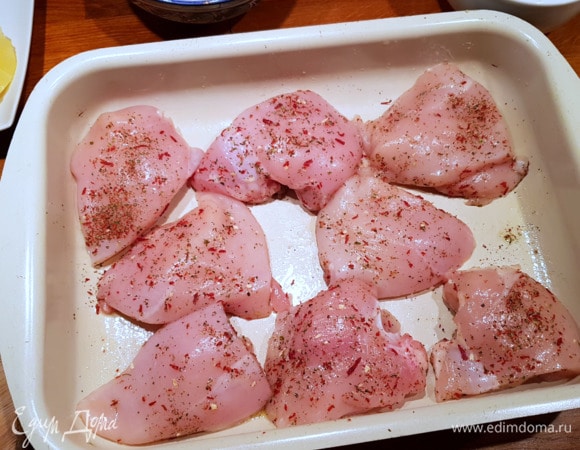 Посыпаем специями, солью и перцем, хорошенько втираем в филе.