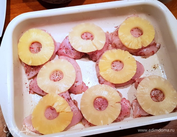Далее укладываем на каждый кусочек филе по колечку ананаса.