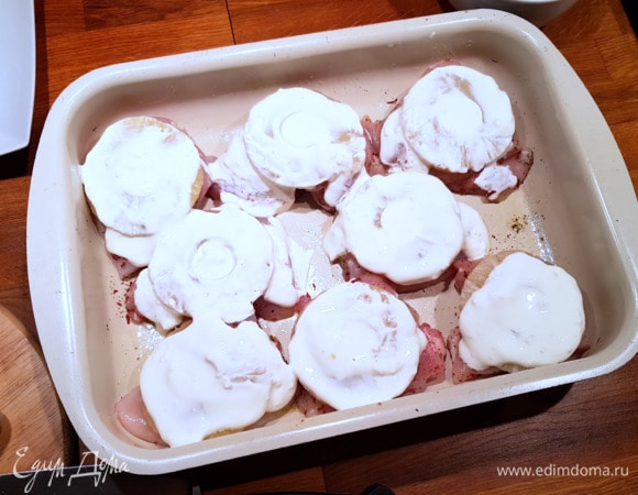 На данном этапе добавляем в сметану дольку чеснока, пропущенного через пресс, и хорошенько перемешиваем. Смазываем каждый кусочек полученной смесью.