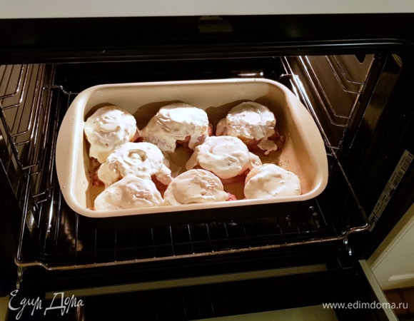 Ставим подготовленное филе с ананасами в предварительно разогретую духовку на 10 минут.