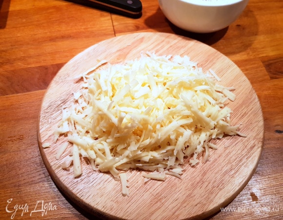 В то время, пока грудка запекается, натрем сыр на крупной терке.