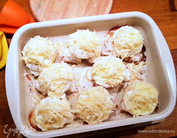 Достаем наше филе с ананасом через 10 минут и посыпаем хорошенько натертым сыром. И убираем в духовку до полного приготовления и появления румяной корочки на сыре (примерно 15 минут). Главное, не пересушить грудку!