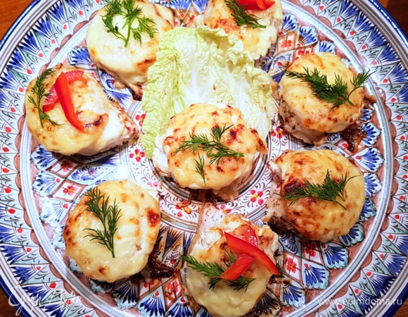 После того как готовое блюдо достали из духовки, перекладываем на сервировочное блюдо и украшаем по своему вкусу. Я использовала укроп, сладкий болгарский перец и листья пекинского салата. Рекомендую употреблять сразу — так грудка выходит очень сочной. Приятного вам аппетита!