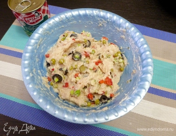 Ввести в куриный фарш овощной наполнитель и аккуратно перемешать. Листики розмарина измельчить и добавить в фарш.