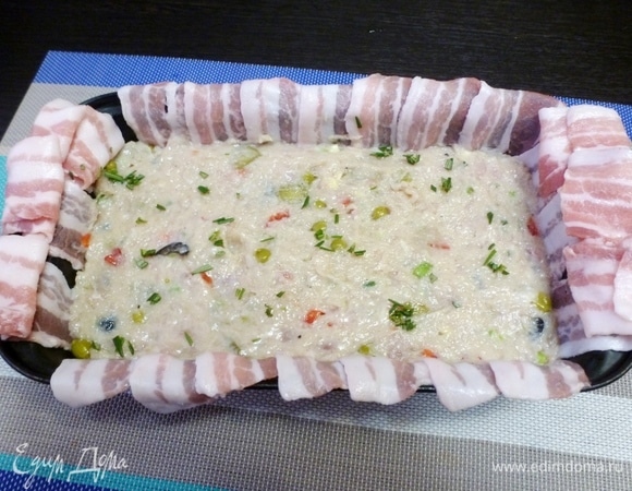 Заполнить форму фаршем. Закрыть верх свисающими краями бекона, получается, что террин полностью закрыт беконом.