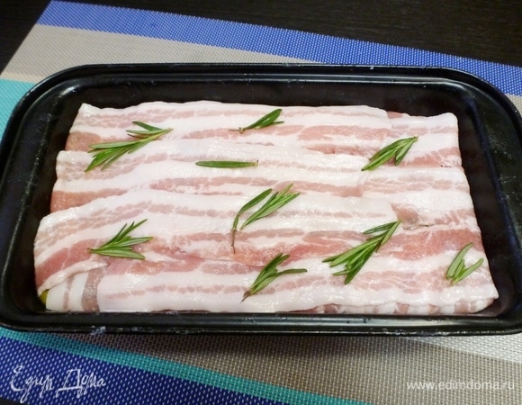 Сверху бекона разложить веточки розмарина. Разогреть духовку до 190°C. Форму накрыть куском фольги и поставить в духовку на 30–40 минут. Достать форму и слить образовавшийся сок, если мы хотим запеченный плотный и подрумяненный террин, то он не нужен. Убрать фольгу и запекать террин еще минут 30.