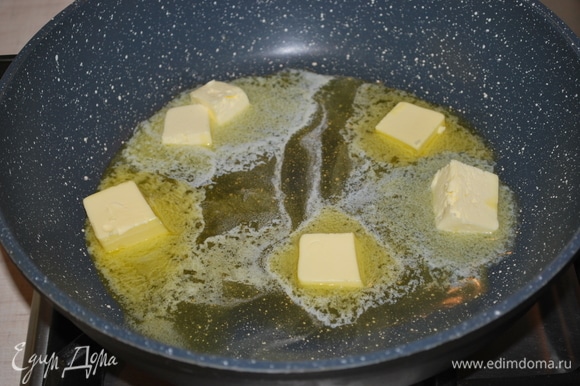 На сковороде разогрейте сливочное масло и обжарьте нарезанный репчатый лук до золотистого цвета.