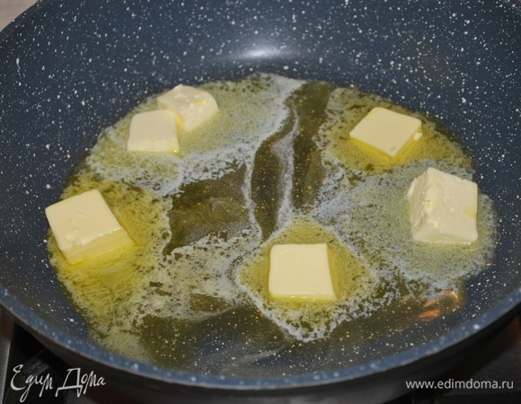 На сковороде разогрейте сливочное масло и обжарьте нарезанный репчатый лук до золотистого цвета.