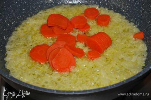 К луку добавьте вареную морковь и обжарьте все вместе до готовности лука.