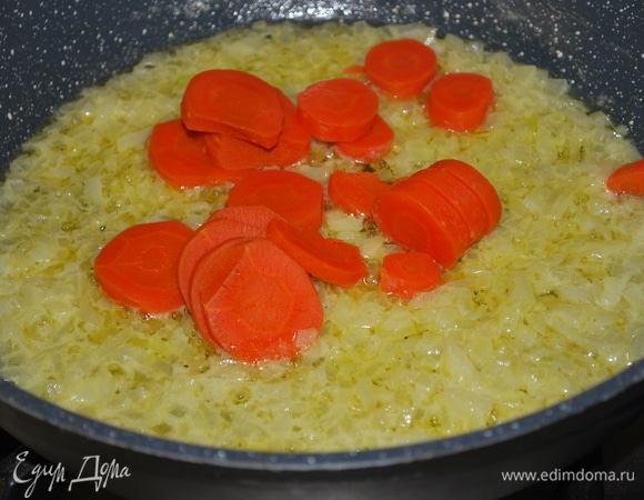 К луку добавьте вареную морковь и обжарьте все вместе до готовности лука.