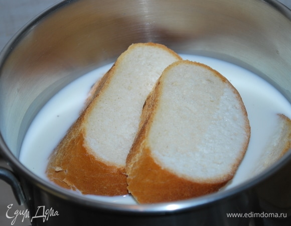 Нагрейте сливки до горячего состояния и положите булку, пока печень готовится, булка впитает в себя все сливки.